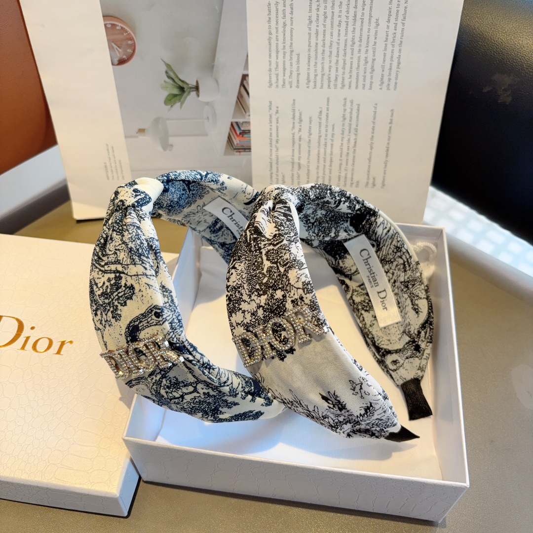 配包装
Dior（迪奥） 火爆新款D字母真丝宽版发箍,专柜品质 让你的魅力绽放 清新淑女范让时尚更简单。