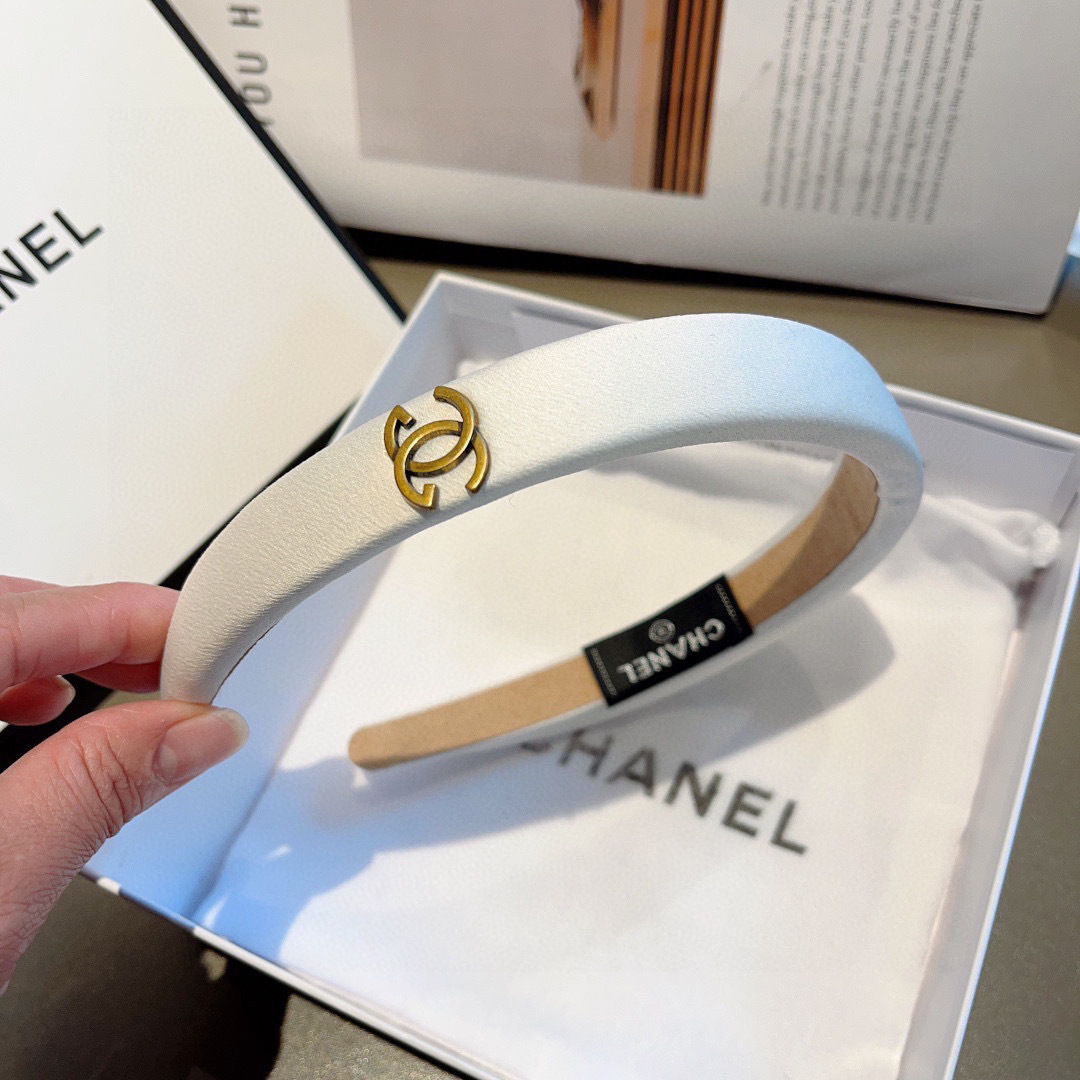 配包装
CHANEL（香奈儿）最新款小香缎面发箍，新品巨显脸小头箍，网红爆款推荐 搭配高端双Ｃlogo 