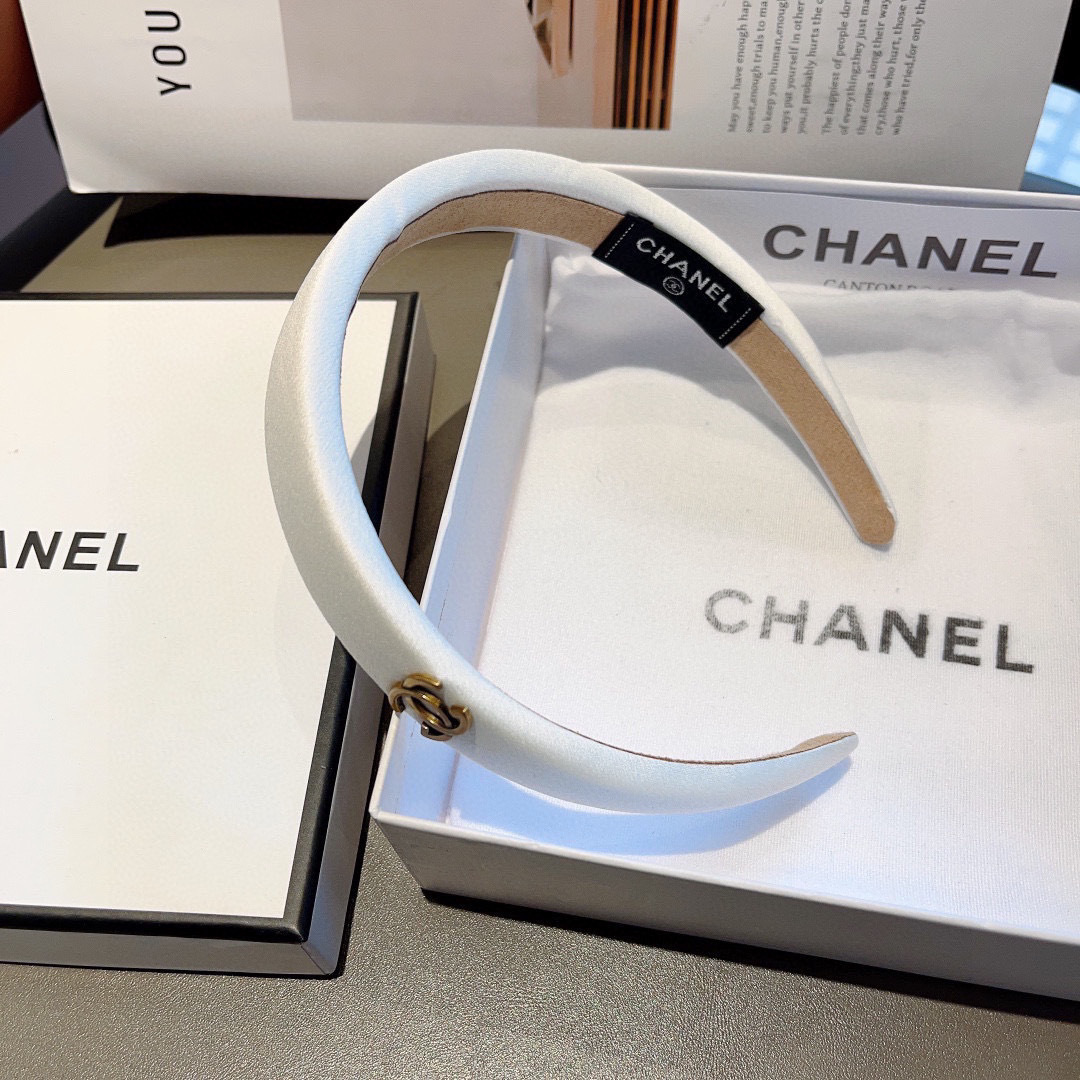 配包装
CHANEL（香奈儿）最新款小香缎面发箍，新品巨显脸小头箍，网红爆款推荐 搭配高端双Ｃlogo 