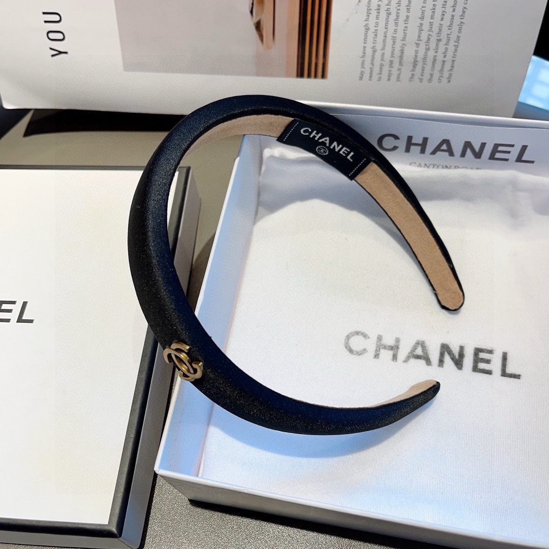 配包装
CHANEL（香奈儿）最新款小香缎面发箍，新品巨显脸小头箍，网红爆款推荐 搭配高端双Ｃlogo 