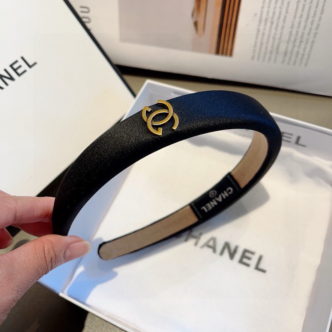 配包装
CHANEL（香奈儿）最新款小香缎面发箍，新品巨显脸小头箍，网红爆款推荐 搭配高端双Ｃlogo 