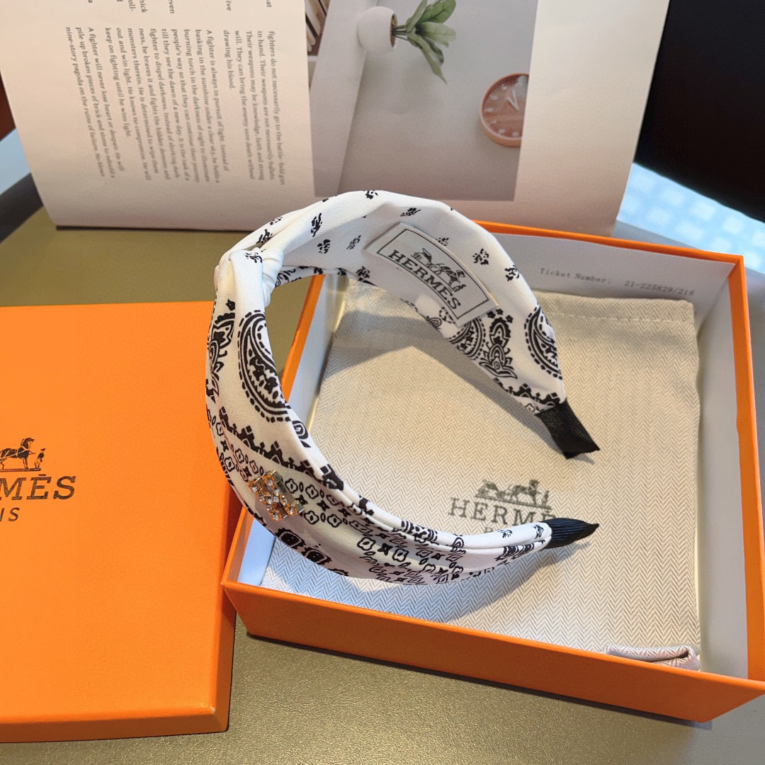 配包装
Hermes（爱马仕）  火爆定制款宽版发箍，网红同款头箍  进口真丝面料， 出口订单、细节全部