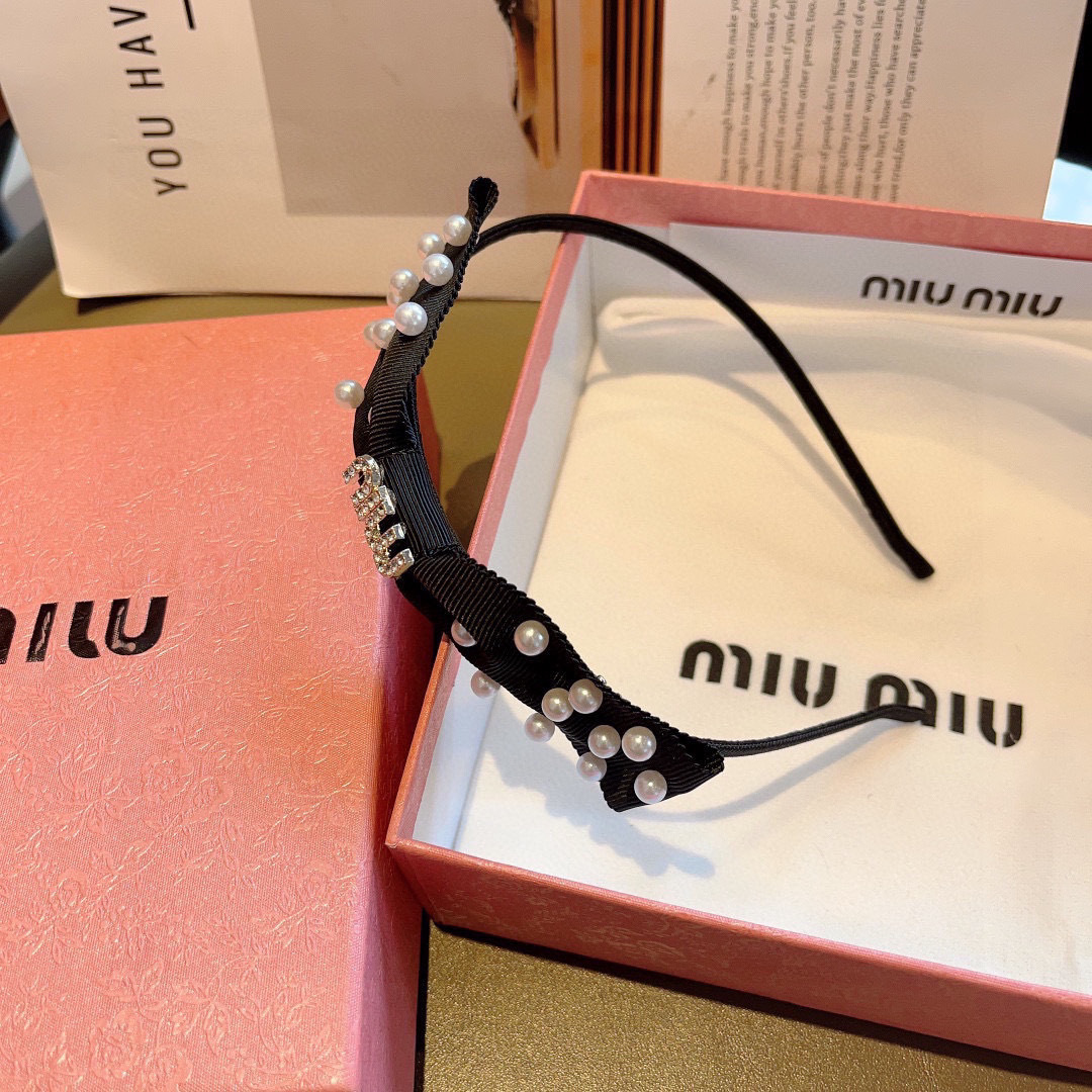 配包装
MIUMIU（缪缪）新款手工制作窄版珍珠发箍，原单货，简约百搭，潮女必备品，超级的高大上！