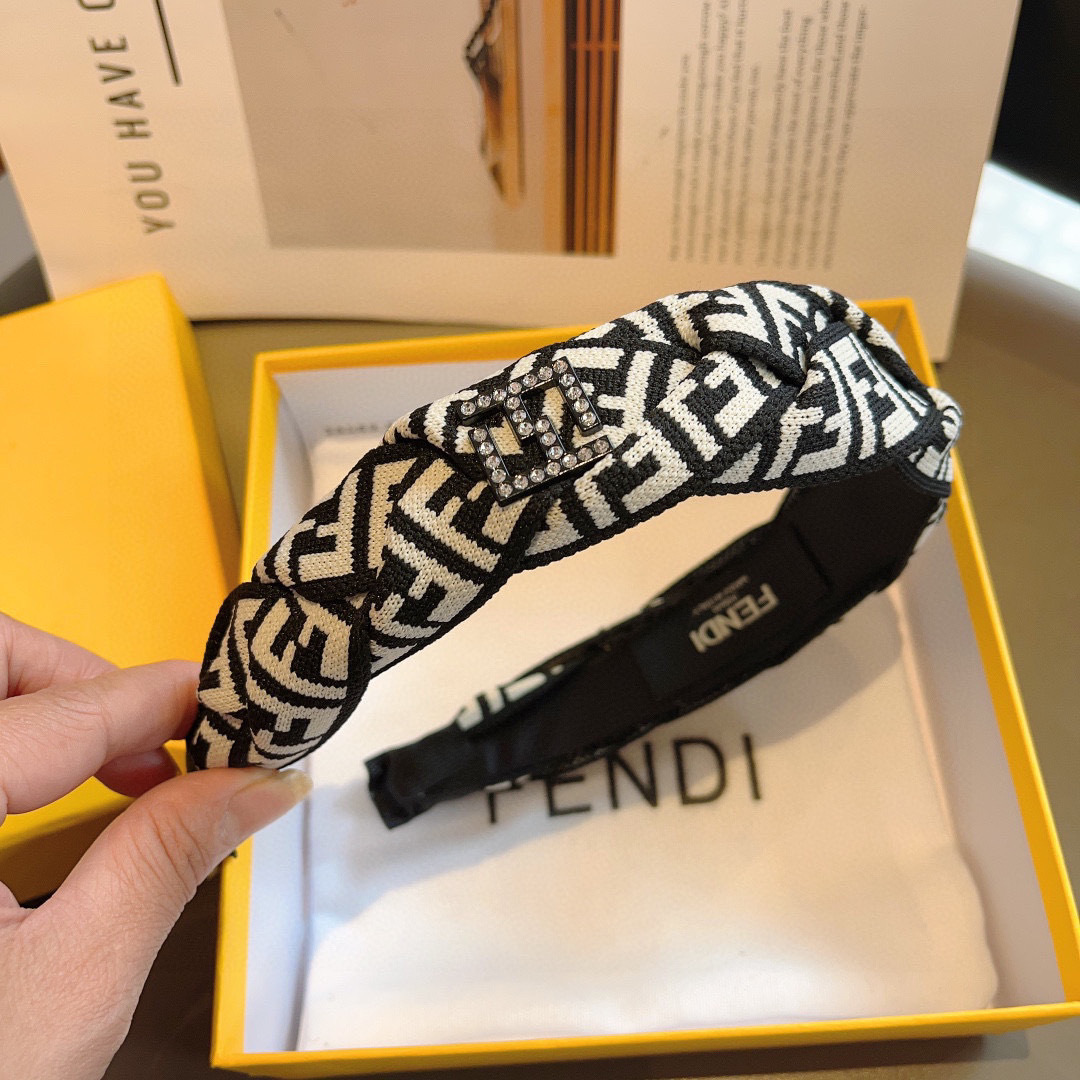 配包装
FENDI 芬迪 火爆新款发箍，宽版原单货， 简约百搭，潮女必备品，超级的高大上！
