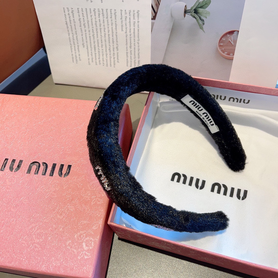 配包装
MIUMIU（缪缪）秋冬新款手工制作发箍，原单货，简约百搭，潮女必备品，超级的高大上！