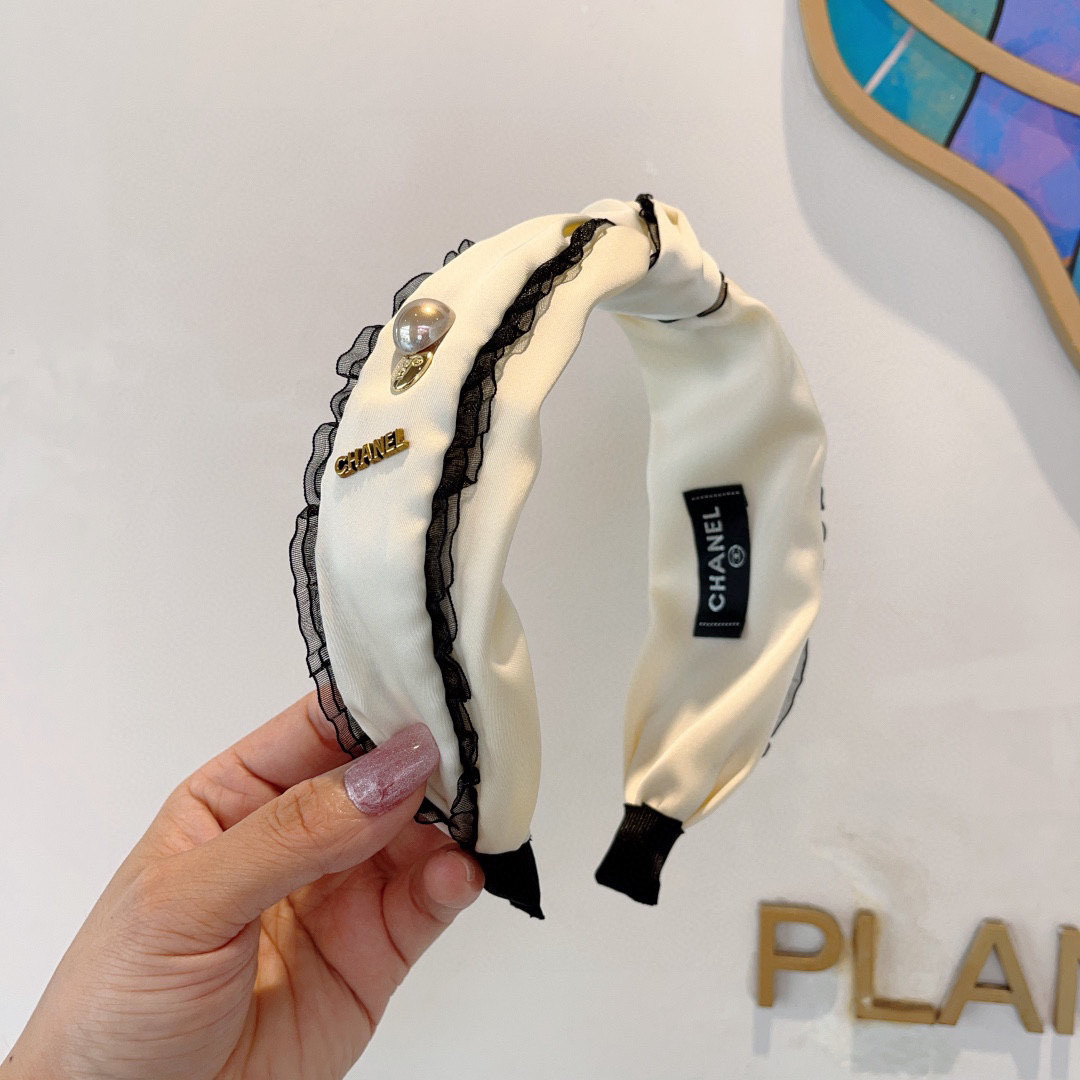 配包装
CHANEL（香奈儿）最新款小香发箍，新品巨显脸小头箍，网红爆款推荐 搭配高端双Ｃlogo ，超