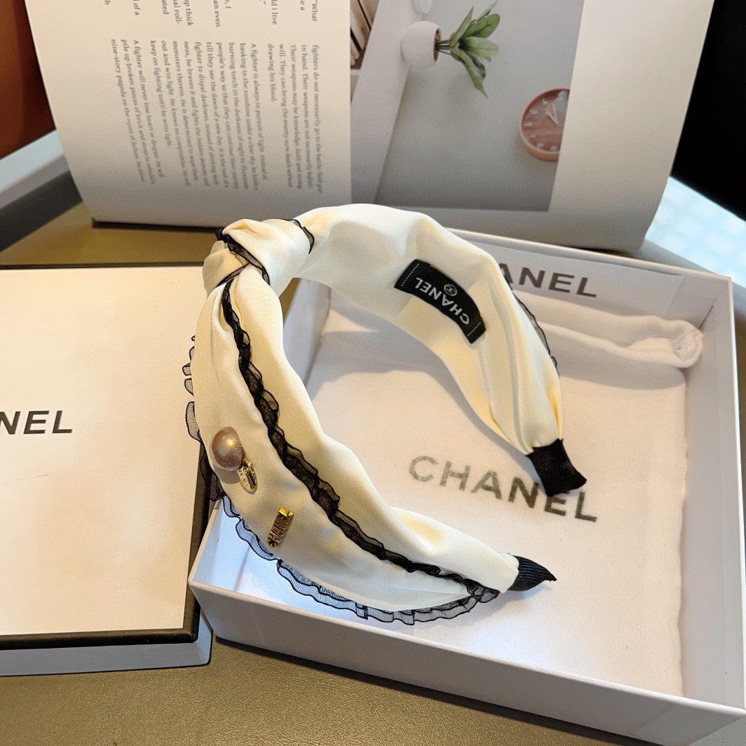 配包装
CHANEL（香奈儿）最新款小香发箍，新品巨显脸小头箍，网红爆款推荐 搭配高端双Ｃlogo ，超