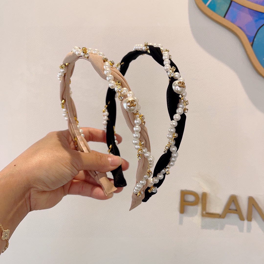 配包装
CHANEL（香奈儿）春夏最新小香发箍，网红爆款推荐 搭配高端编织珍珠，超精致，时尚百搭。
