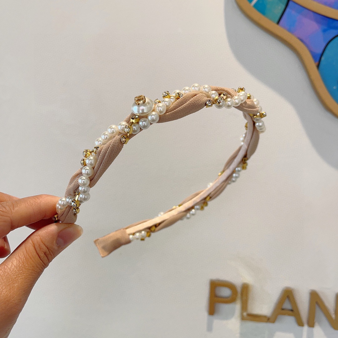 配包装
CHANEL（香奈儿）春夏最新小香发箍，网红爆款推荐 搭配高端编织珍珠，超精致，时尚百搭。