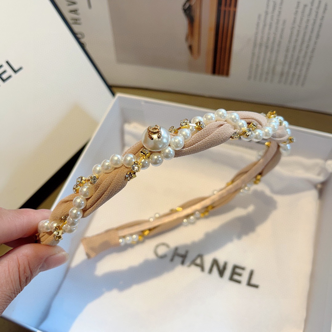 配包装
CHANEL（香奈儿）春夏最新小香发箍，网红爆款推荐 搭配高端编织珍珠，超精致，时尚百搭。