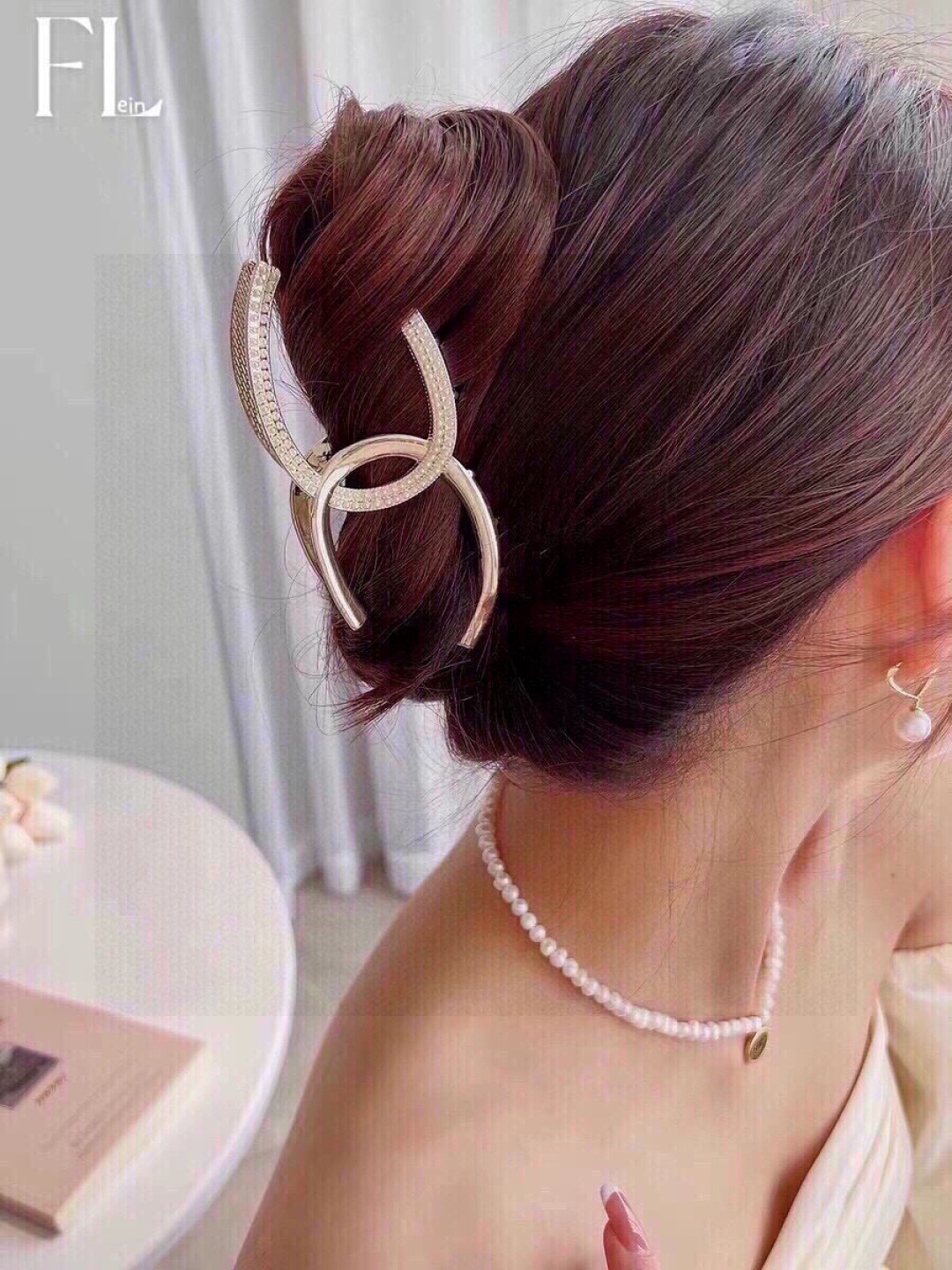 配包装
ＣＨＡＮＥＬ香奈儿镶钻珍珠轻奢简约抓夹，网红时尚潮流，女神必备单品，超级精致哦!名媛范儿。