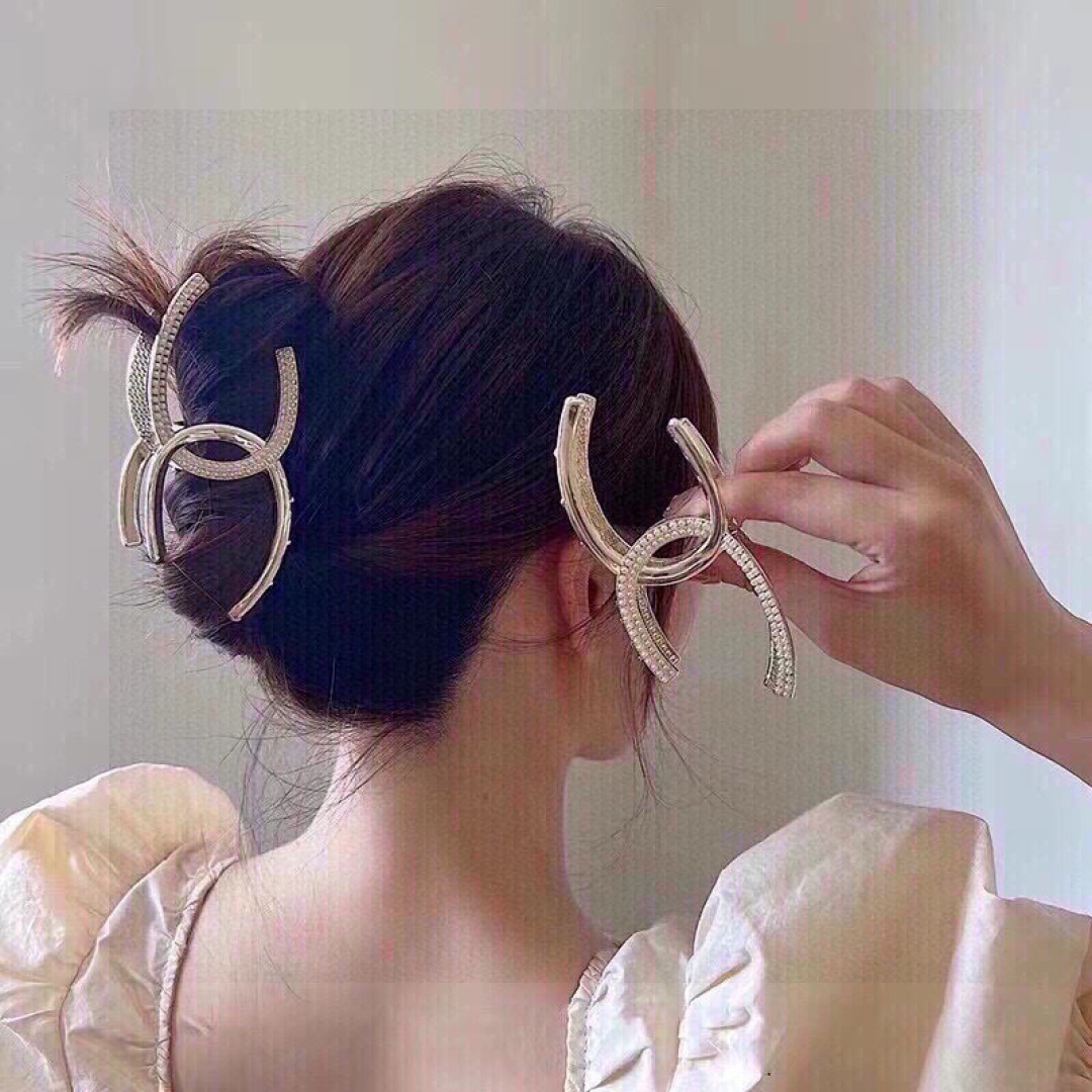 配包装
ＣＨＡＮＥＬ香奈儿镶钻珍珠轻奢简约抓夹，网红时尚潮流，女神必备单品，超级精致哦!名媛范儿。