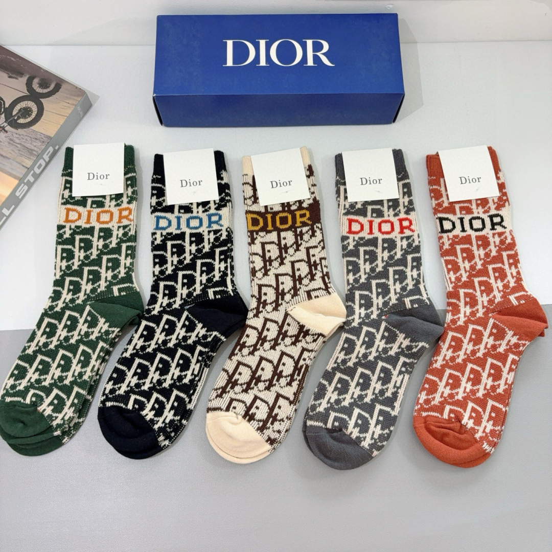 配包装（一盒5双）
Dior 迪奥 新款小腿袜子！双针双路高版本面料，火爆Ｄ图案，专柜同步长筒袜子，💛大
