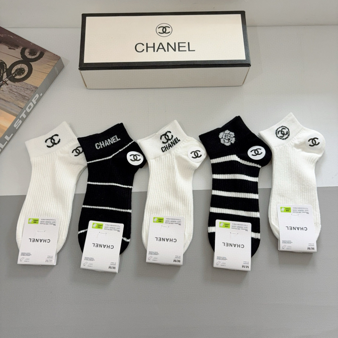 配包装（一盒5双）
CHANEL（香奈儿） 新款高端袜子！爆款字母专柜同步船袜 袜子 💛大牌出街，潮人必