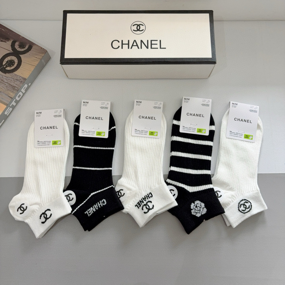 配包装（一盒5双）
CHANEL（香奈儿） 新款高端袜子！爆款字母专柜同步船袜 袜子 💛大牌出街，潮人必