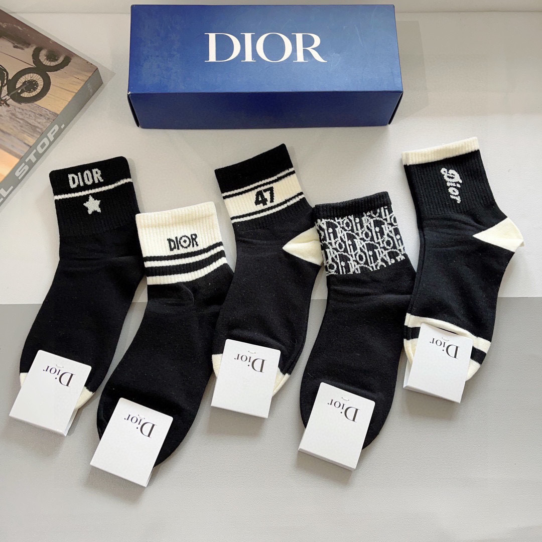 配包装（一盒5双）
Dior 迪奥 新款字母罗口中筒袜子！爆款字母专柜同步中筒袜，💛大牌出街，潮人必备。
