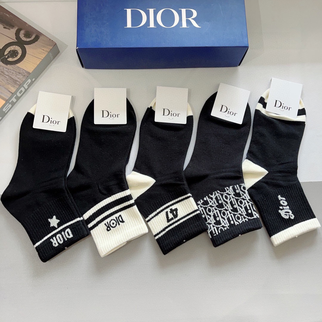 配包装（一盒5双）
Dior 迪奥 新款字母罗口中筒袜子！爆款字母专柜同步中筒袜，💛大牌出街，潮人必备。