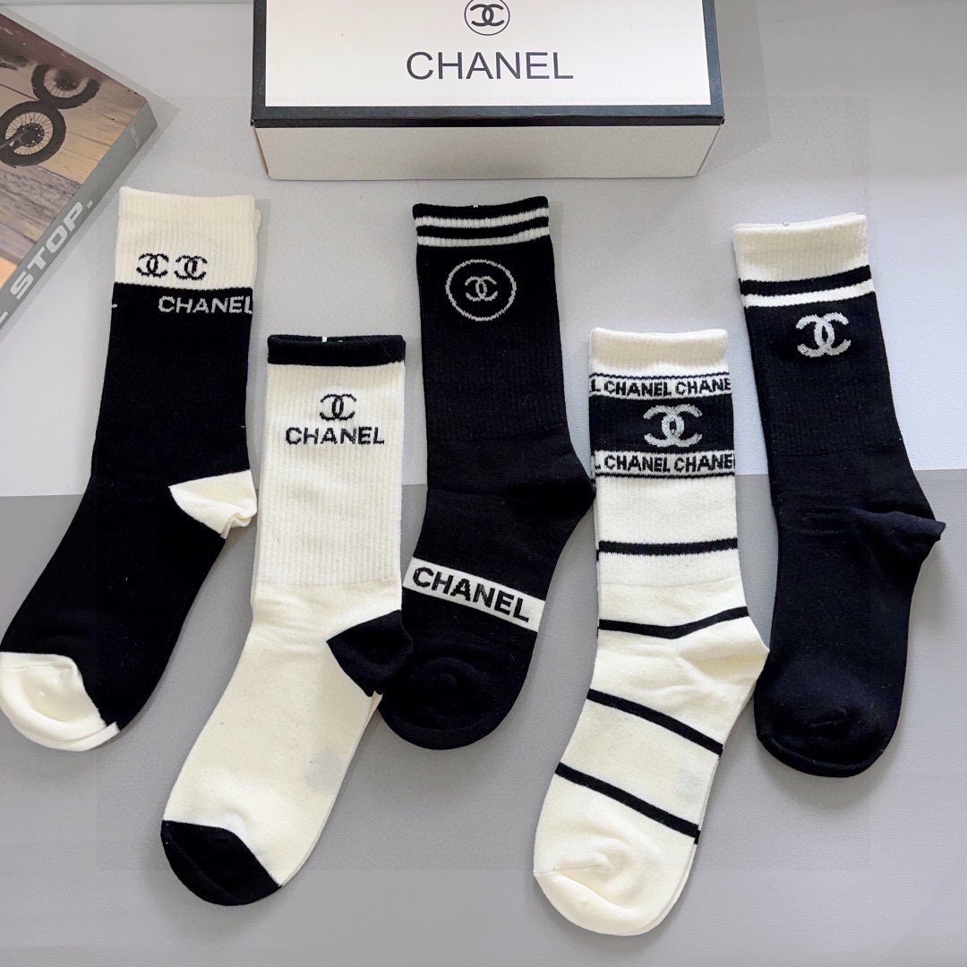 配包装（一盒5双）
CHANEL 香奈儿经典袜子❗️高版本纯棉材质柔软长筒袜 秒杀市场普通货，经典的双C