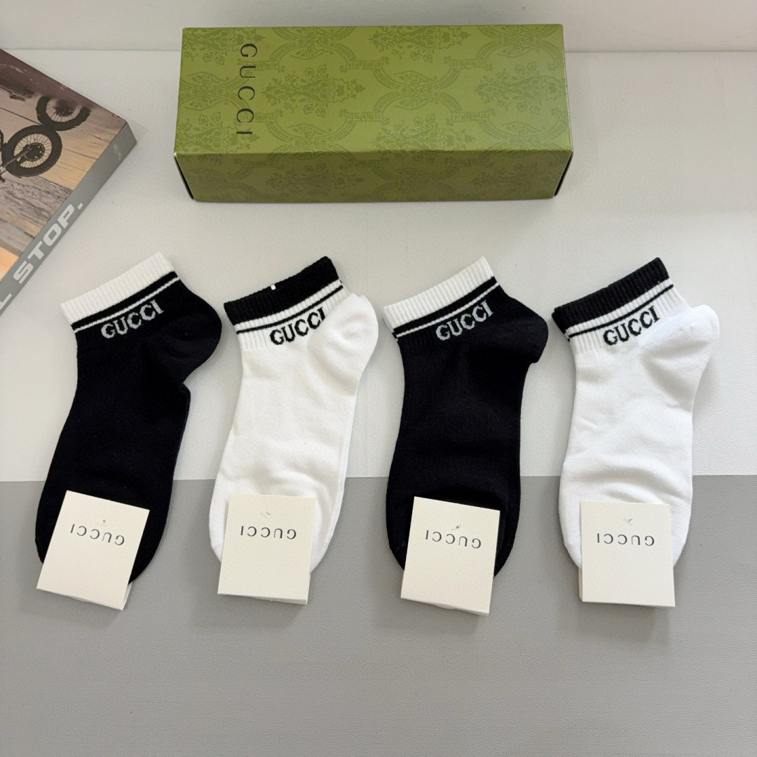 配包装（一盒4双）
 Gucci 古奇 新款短筒袜子，纯棉面料，潮人必备 ，爆款经典双G船袜 个性时尚百