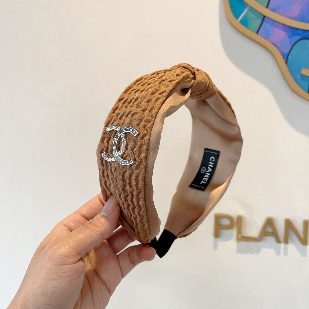 配包装
CHANEL（香奈儿）网红新款小香宽版发箍，香奶奶头箍，复古头箍，网红爆款推荐 超精致，时尚百搭