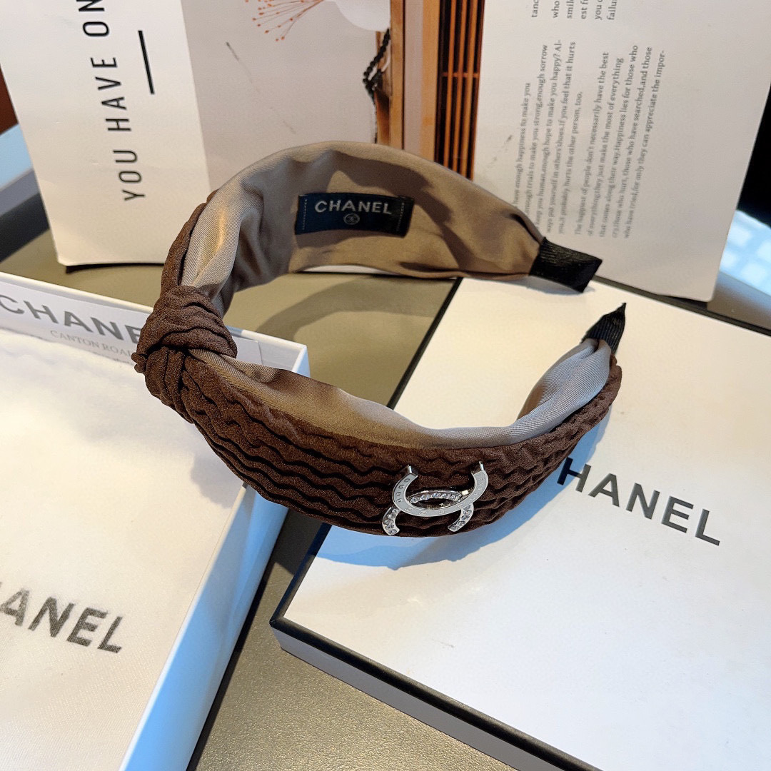 配包装
CHANEL（香奈儿）网红新款小香宽版发箍，香奶奶头箍，复古头箍，网红爆款推荐 超精致，时尚百搭