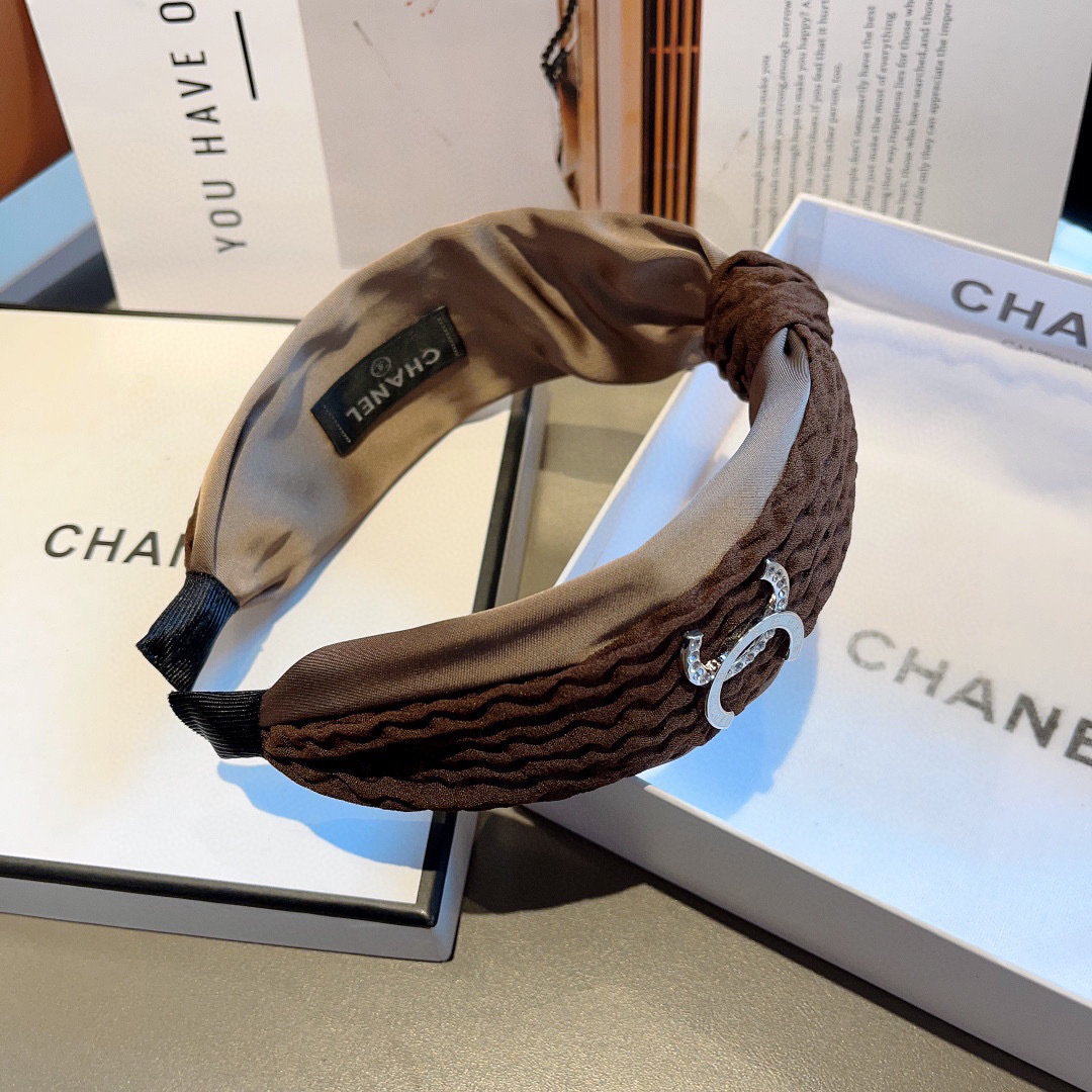 配包装
CHANEL（香奈儿）网红新款小香宽版发箍，香奶奶头箍，复古头箍，网红爆款推荐 超精致，时尚百搭