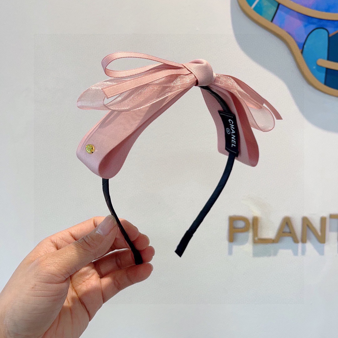 配包装
CHANEL（香奈儿）最新款小香发箍，复古头箍，网红爆款推荐 搭配高端材质，超精致，时尚百搭。
