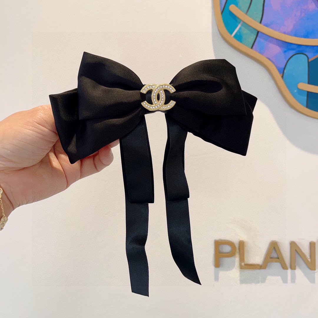配包装
CHANEL （香奈儿）明星同款蝴蝶结抓夹发夹 弹弓夹 网红推荐款♥ 复古蝴蝶结款，超级百搭哦！