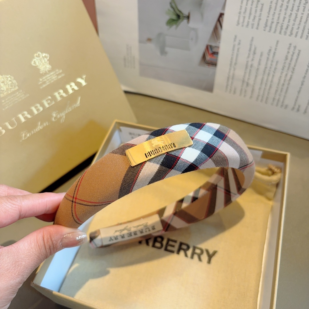 配包装
巴宝莉BURBERRY 秋冬经典新款发箍，客供面料 🎀细节全部实拍！非常耐看又百搭、适合各种场合