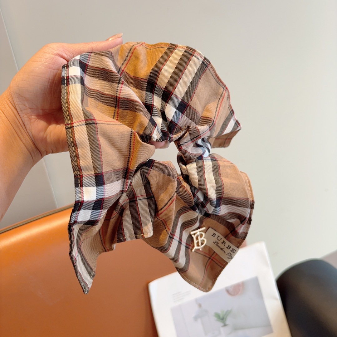 配包装
巴宝莉BURBERRY 经典格纹发圈，客供面料 🎀细节全部实拍！非常耐看又百搭、适合各种场合搭配