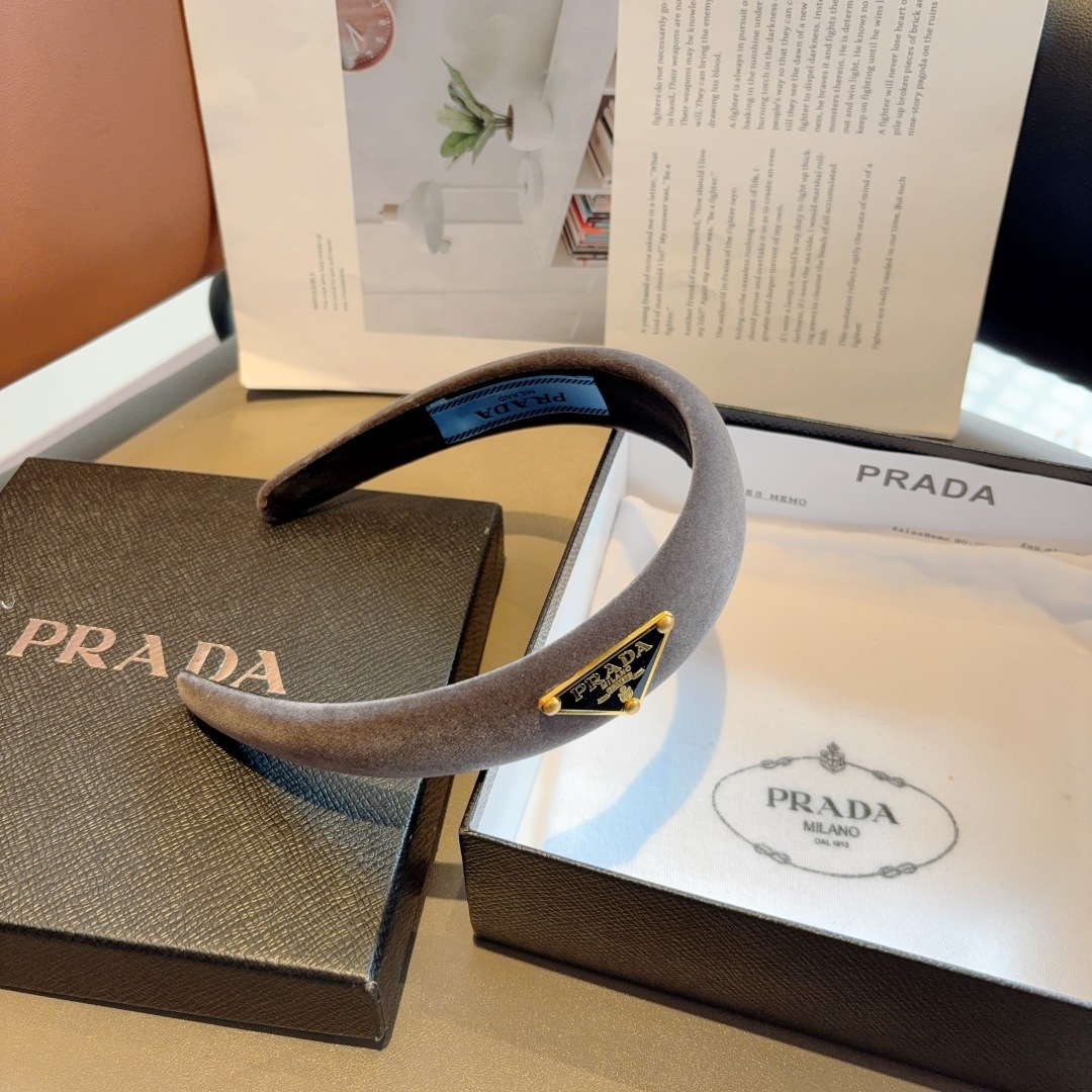 配包装
PRADA （普拉达） 倒三角新款潮流字母发箍。气质女神必备单品，非常百搭，时尚潮流， 戴上它满