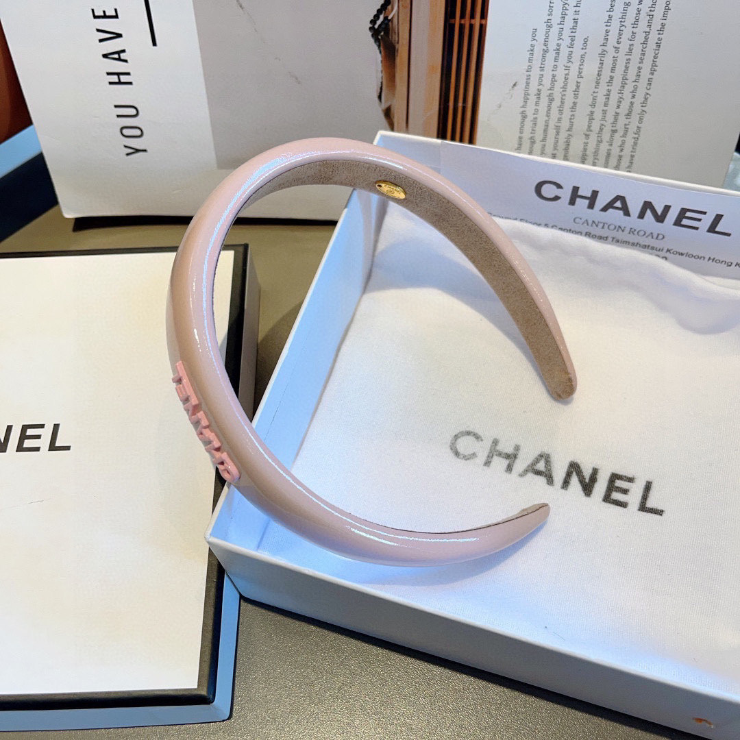 配包装
CHANEL（香奈儿）新款漆皮高端发箍，新品巨显脸小头箍，网红爆款推荐 搭配高端双Ｃlogo ，