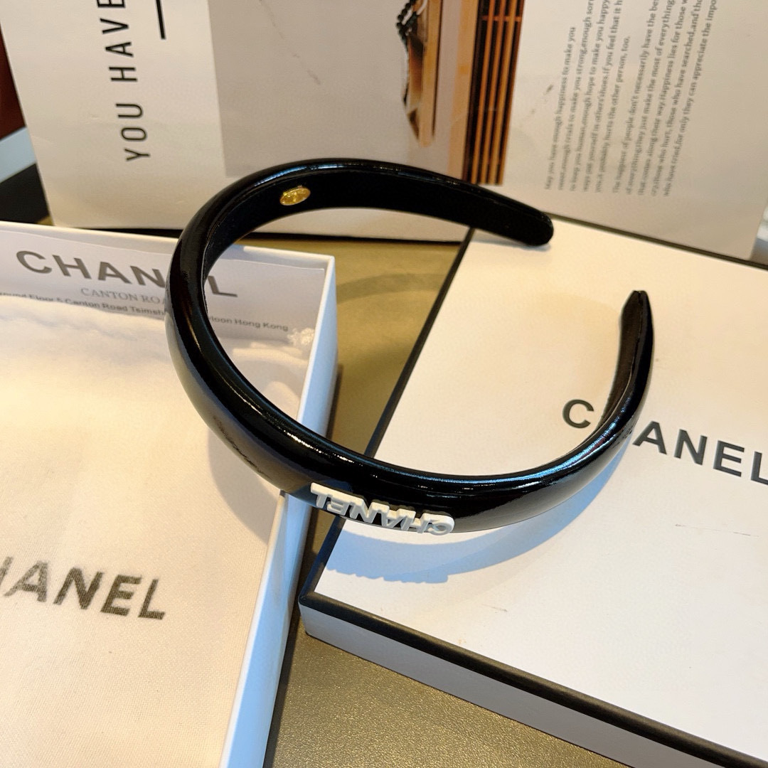 配包装
CHANEL（香奈儿）新款漆皮高端发箍，新品巨显脸小头箍，网红爆款推荐 搭配高端双Ｃlogo ，