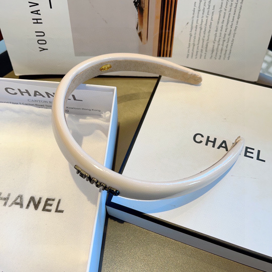配包装
CHANEL（香奈儿）新款漆皮高端发箍，新品巨显脸小头箍，网红爆款推荐 搭配高端双Ｃlogo ，