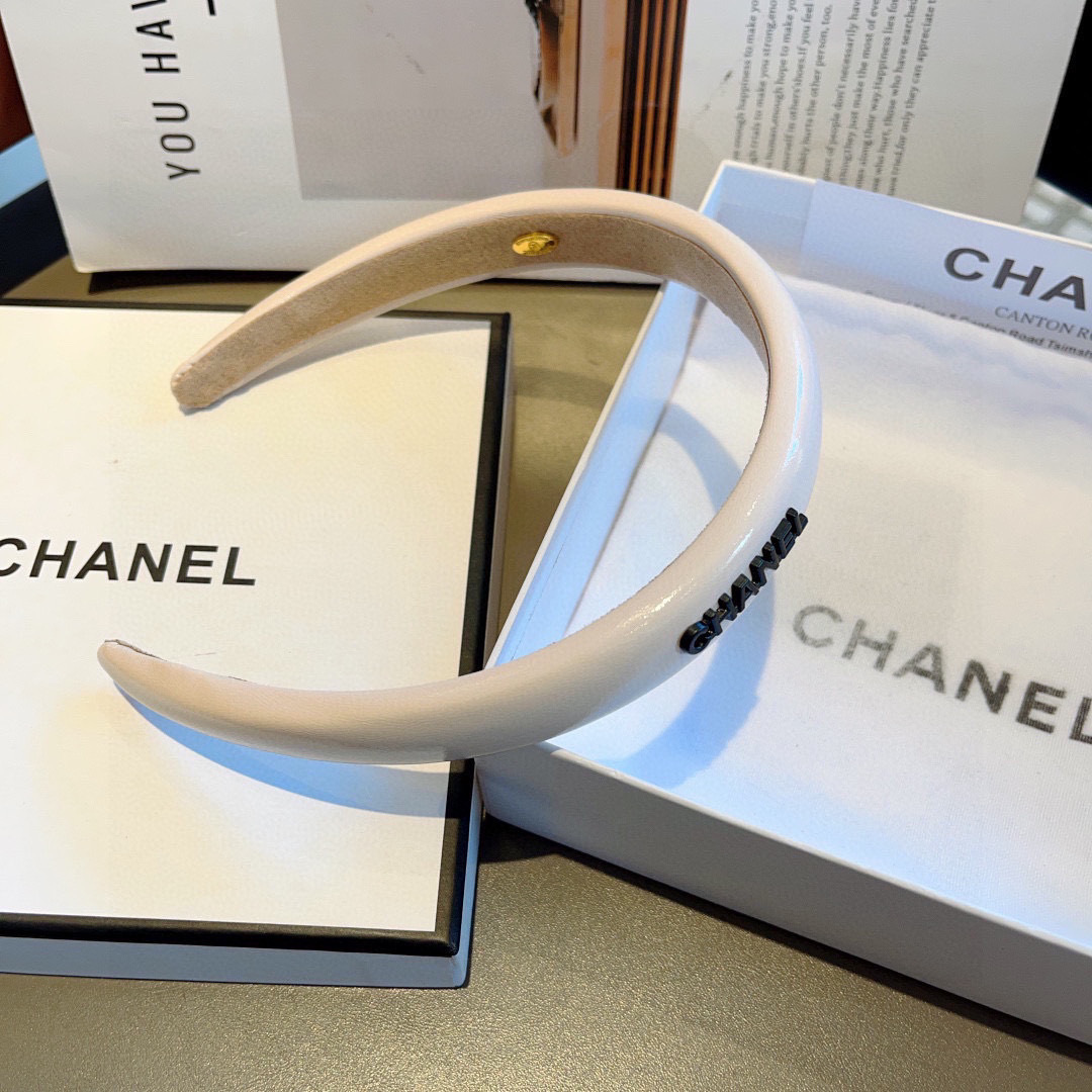 配包装
CHANEL（香奈儿）新款漆皮高端发箍，新品巨显脸小头箍，网红爆款推荐 搭配高端双Ｃlogo ，