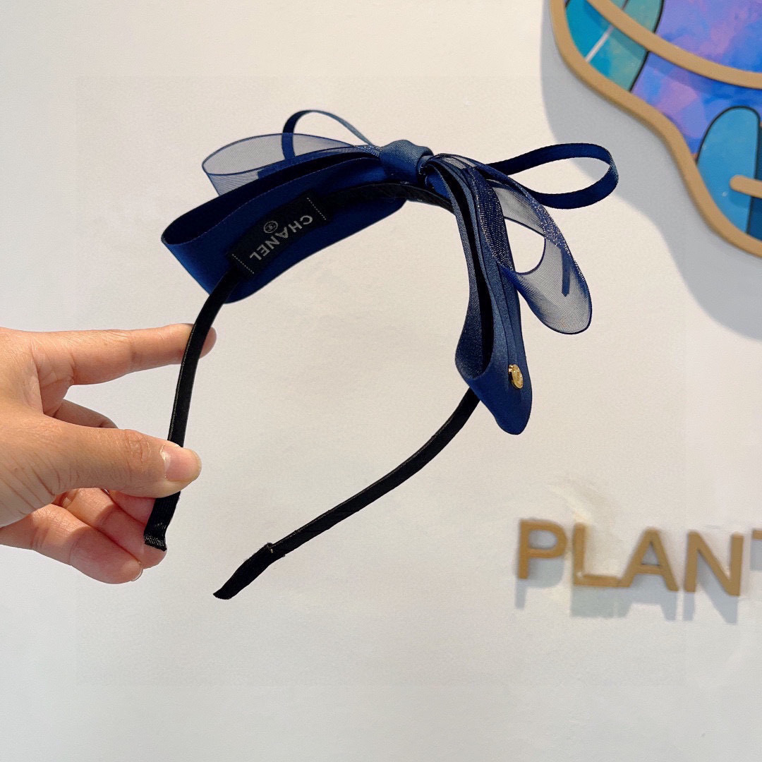 配包装
CHANEL（香奈儿）最新款小香发箍，复古头箍，网红爆款推荐 搭配高端材质，超精致，时尚百搭。