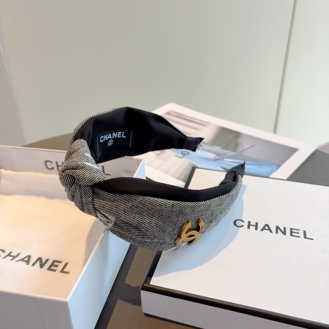 配包装
CHANEL（香奈儿）最新款小香风发箍，香奶奶头箍，复古头箍，网红爆款推荐 超精致，时尚百搭！