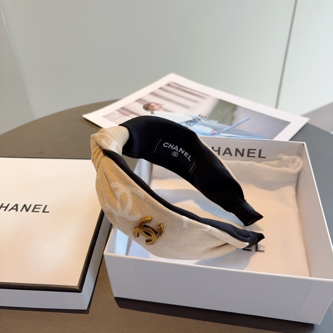 配包装
CHANEL（香奈儿）最新款小香风发箍，香奶奶头箍，复古头箍，网红爆款推荐 超精致，时尚百搭！