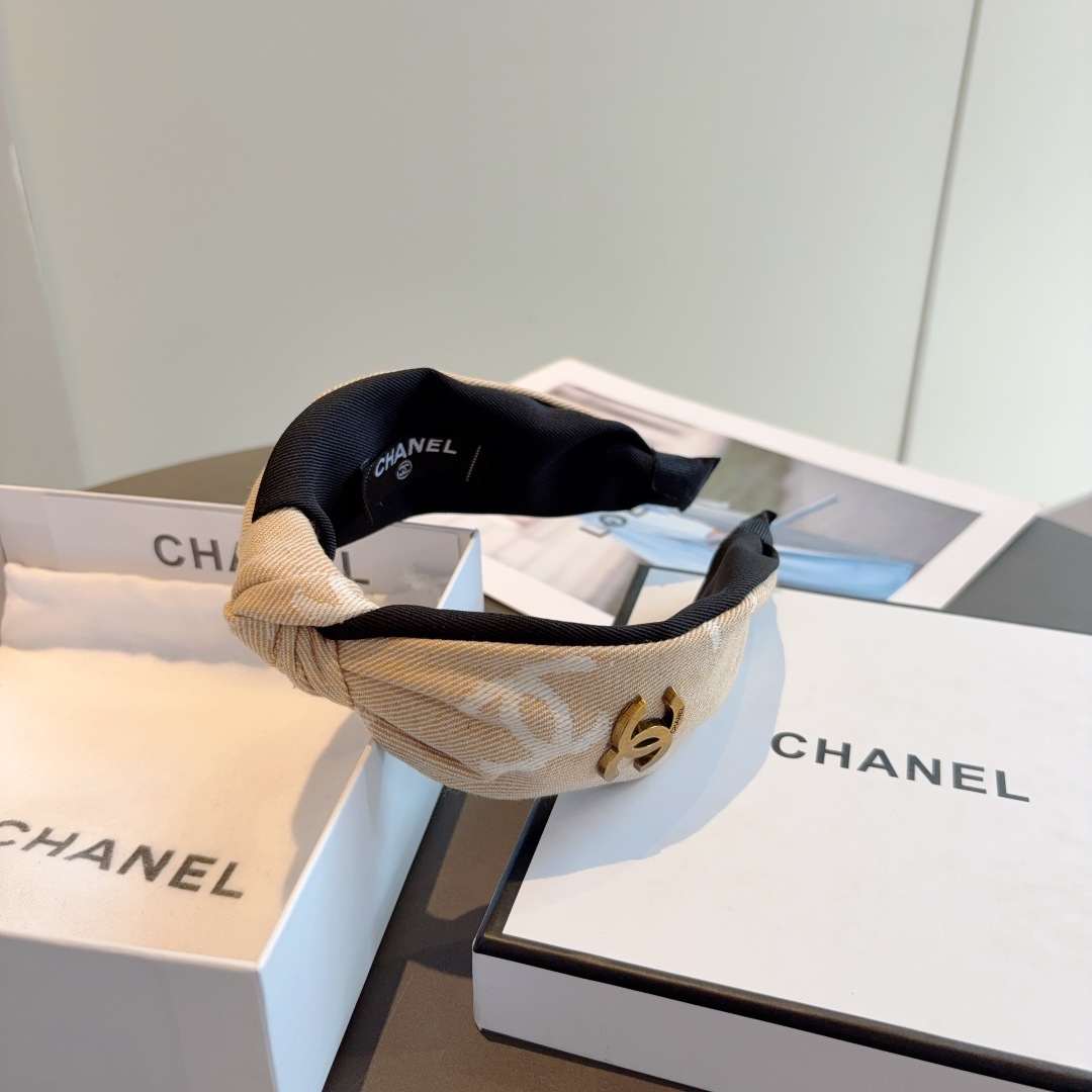 配包装
CHANEL（香奈儿）最新款小香风发箍，香奶奶头箍，复古头箍，网红爆款推荐 超精致，时尚百搭！