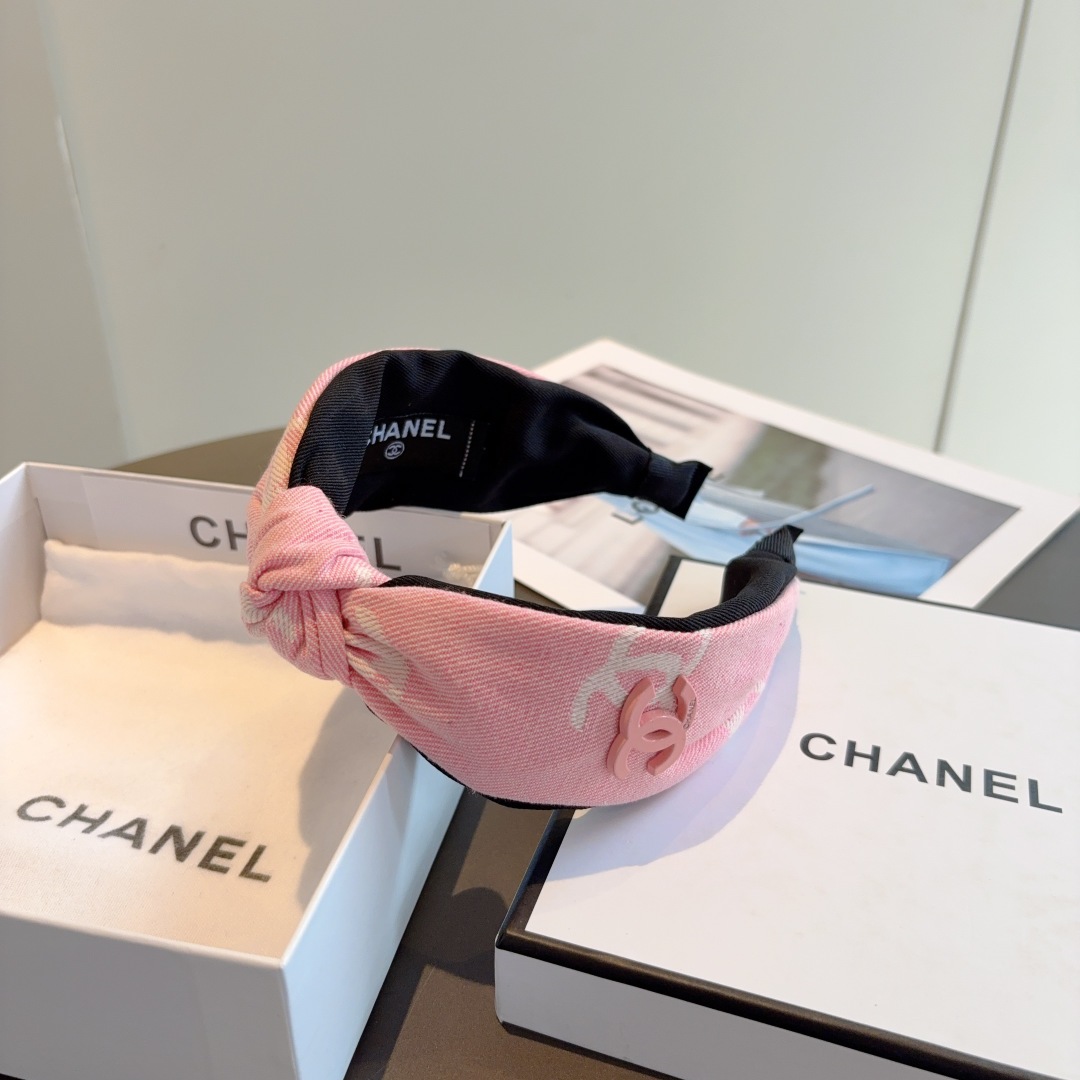 配包装
CHANEL（香奈儿）最新款小香风发箍，香奶奶头箍，复古头箍，网红爆款推荐 超精致，时尚百搭！