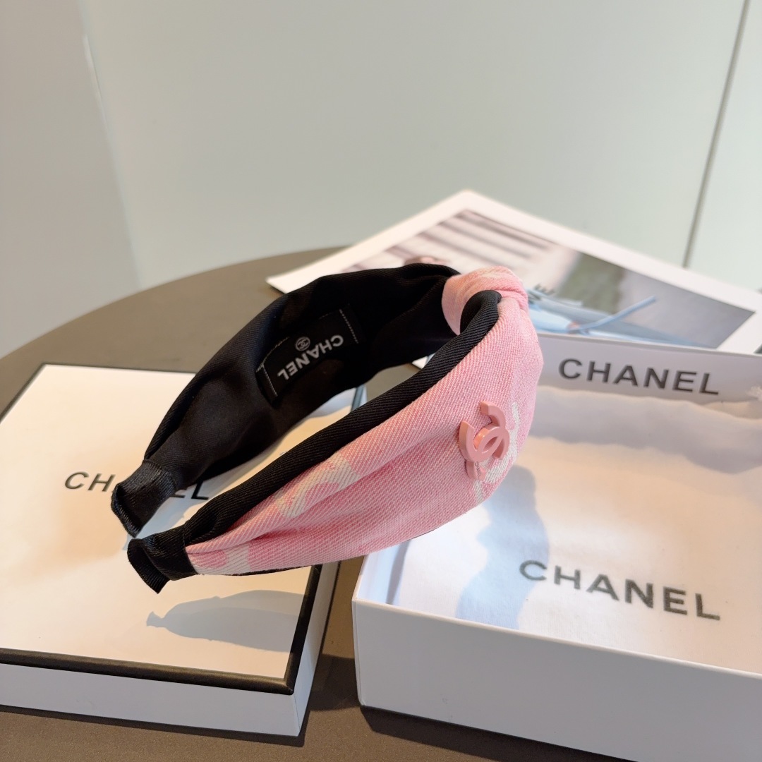 配包装
CHANEL（香奈儿）最新款小香风发箍，香奶奶头箍，复古头箍，网红爆款推荐 超精致，时尚百搭！