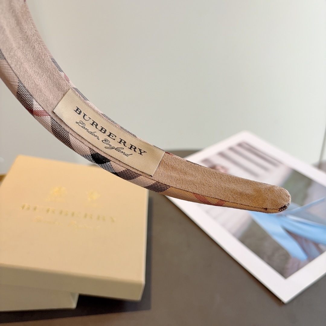 配包装
巴宝莉BURBERRY 经典新款Pu皮质发箍，客供面料 🎀细节全部实拍！非常耐看又百搭、适合各种