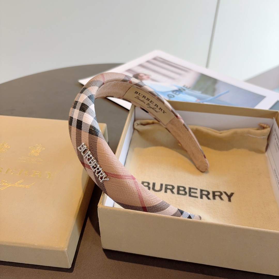 配包装
巴宝莉BURBERRY 经典新款Pu皮质发箍，客供面料 🎀细节全部实拍！非常耐看又百搭、适合各种