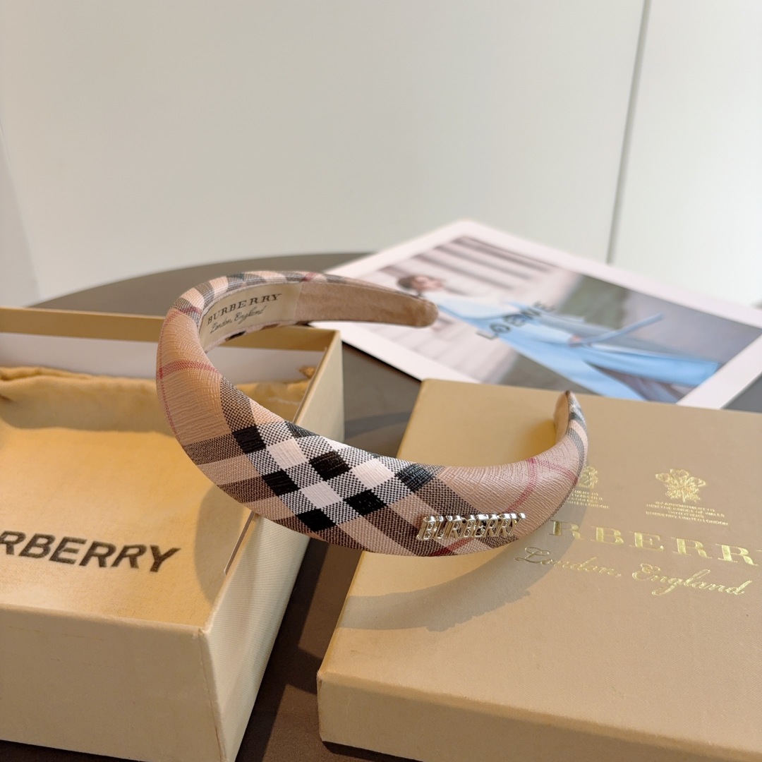 配包装
巴宝莉BURBERRY 经典新款Pu皮质发箍，客供面料 🎀细节全部实拍！非常耐看又百搭、适合各种
