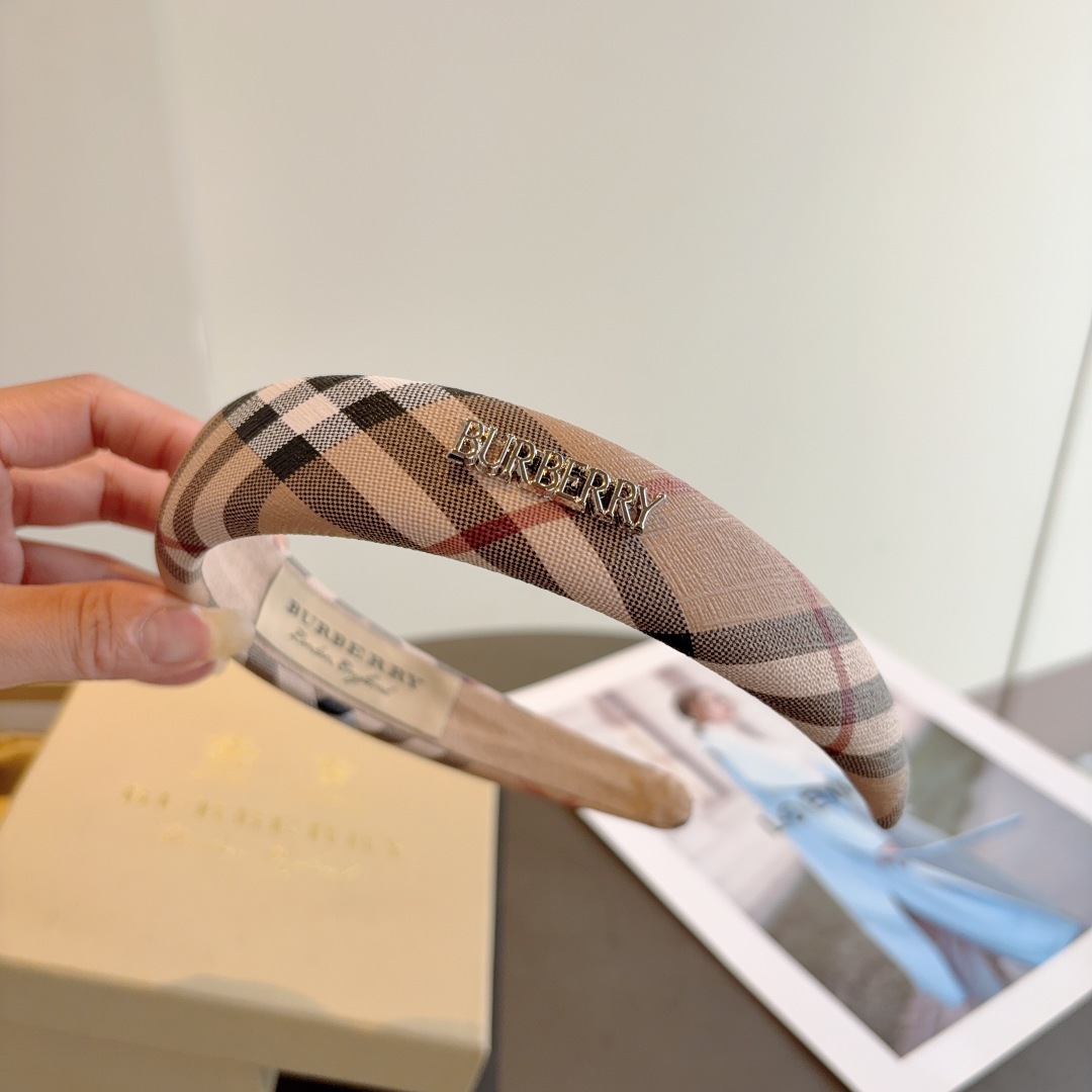 配包装
巴宝莉BURBERRY 经典新款Pu皮质发箍，客供面料 🎀细节全部实拍！非常耐看又百搭、适合各种