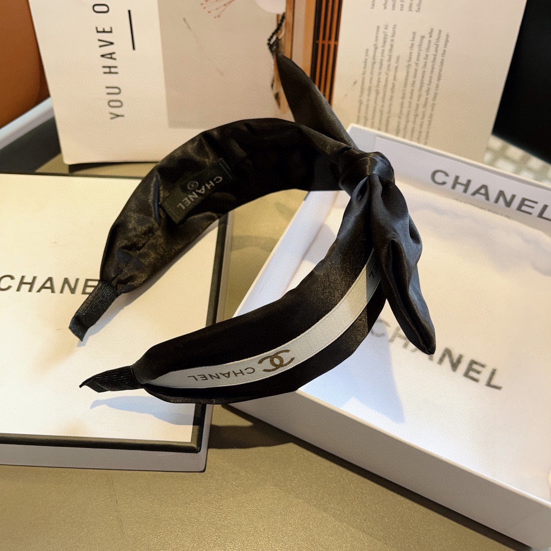 配包装
CHANEL（香奈儿）新款小香宽版蝴蝶结发箍，新品巨显脸小头箍，网红爆款推荐 搭配高端双Ｃ字母l