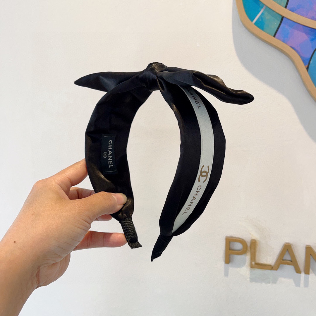 配包装
CHANEL（香奈儿）新款小香宽版蝴蝶结发箍，新品巨显脸小头箍，网红爆款推荐 搭配高端双Ｃ字母l