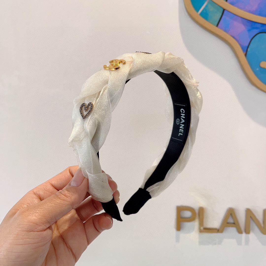 配包装
CHANEL（香奈儿）最新款小香发箍，新品巨显脸小头箍，网红爆款推荐 搭配高端双Ｃlogo ，超