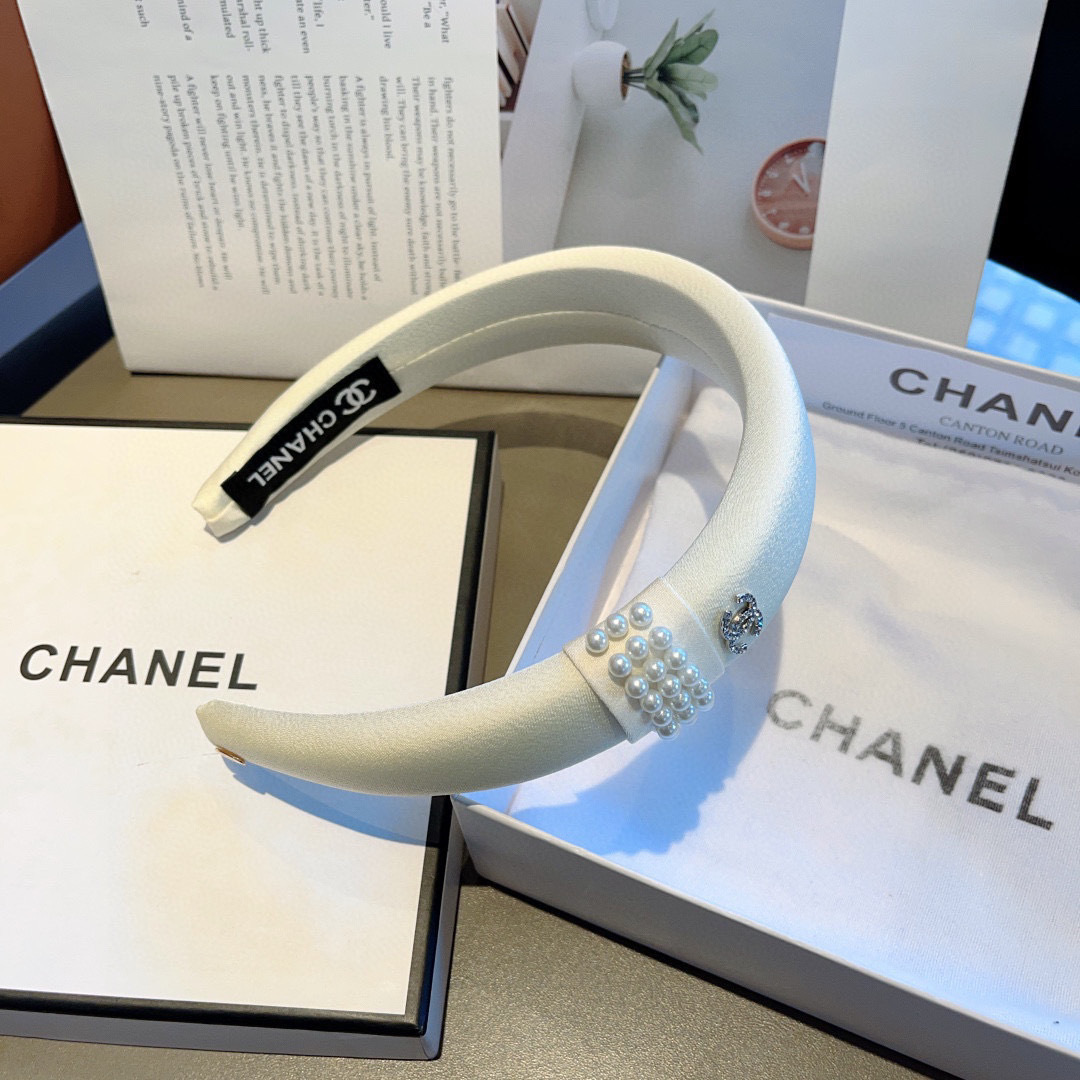 配包装
CHANEL（香奈儿）最新款小香发箍，香奶奶头箍，复古头箍，网红爆款推荐 超精致，时尚百搭！