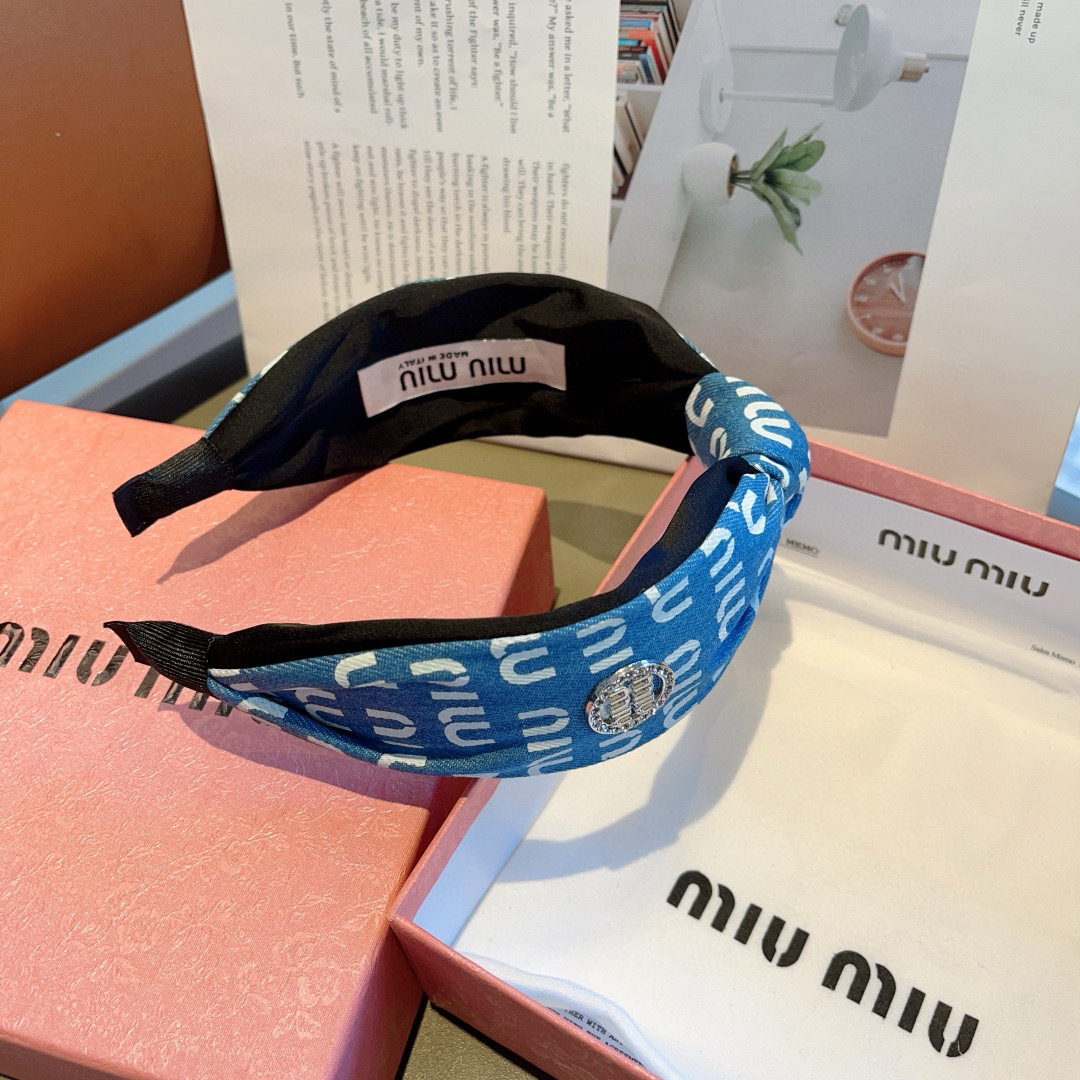 配包装
MIUMIU（缪缪）新款甜美字母手工制作牛仔布发箍，少女感简约百搭头箍、潮女必备品，超级的高大上